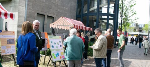 Marktkraam met mensen die meedenken