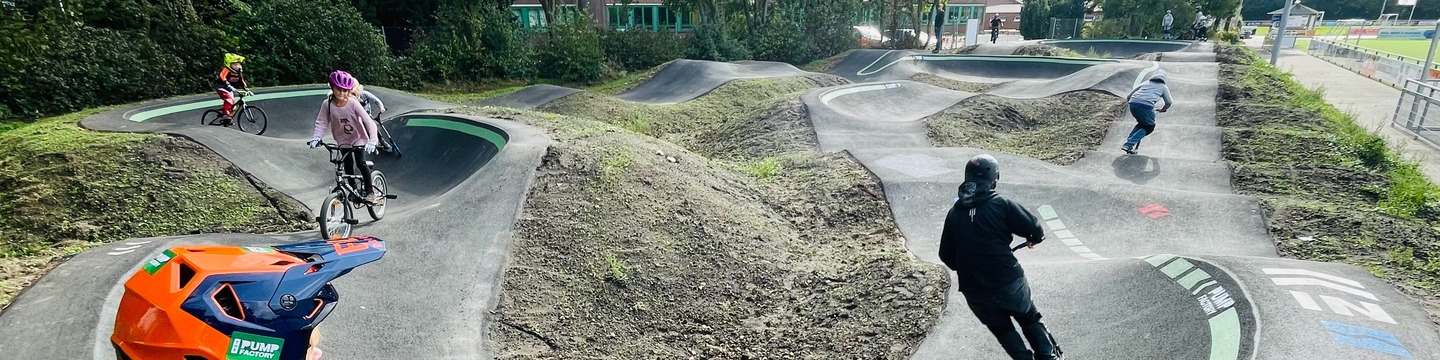 foto van kinderen op op de pumptrack met step en mountainbike