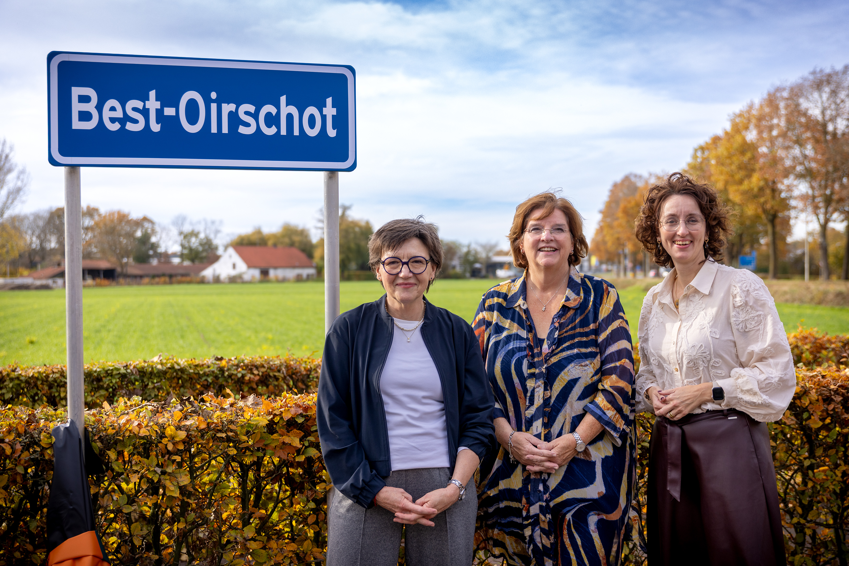De burgermeesters van de gemeente Best en de gemeente Oirschot, samen met de voorzitter van de naamgevingscommissie bij de nieuwe gemeentenaam Best-Oirschot