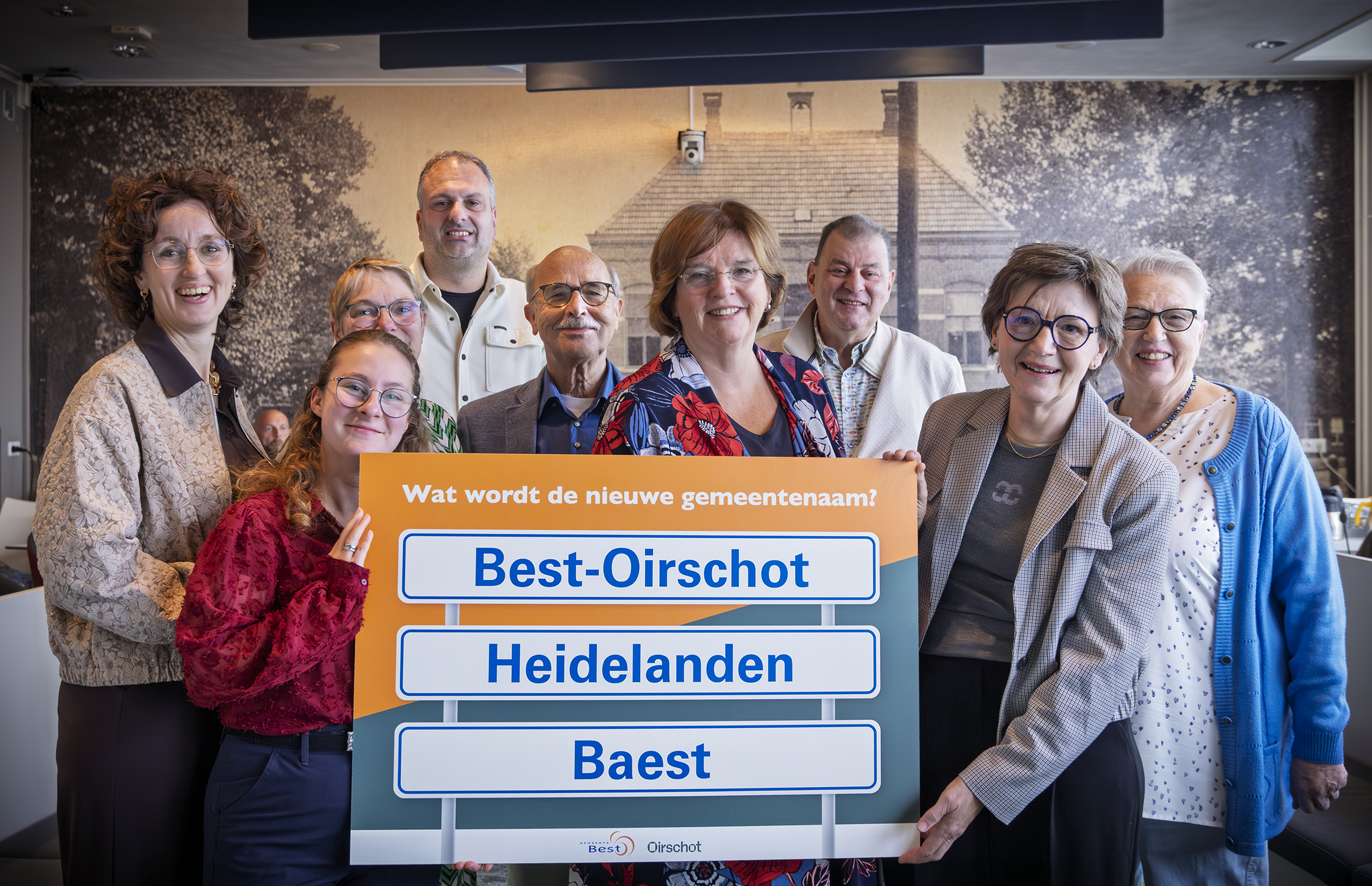 De naamgevingscommissie overhandigt het bord met de drie mogelijke namen aan de burgemeesters van de gemeenten Best en Oirschot