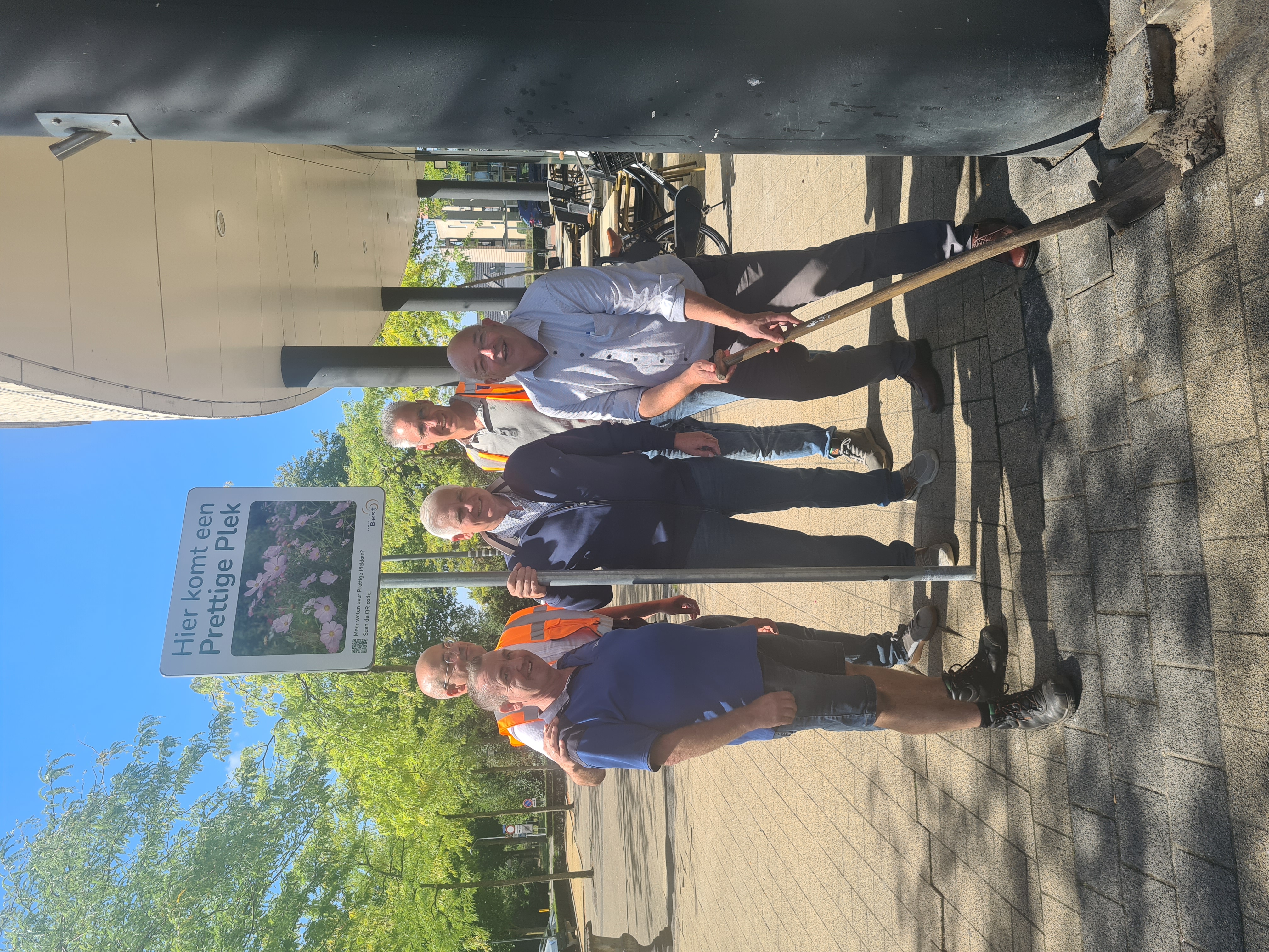 Wethouders wippen steen eruit